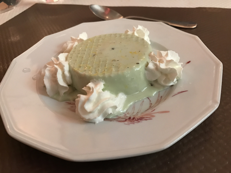 Le kulfi pistache est une glace maison aromatisée à la pistache