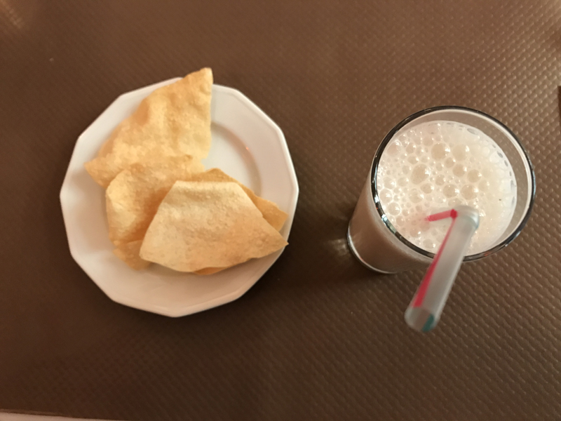 Le lassi nature est un yaourt à boire fait à partir de lait fermenté. Une boisson rafraichissante made in India
