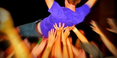 slam-concert-decembre-homme-bleu
