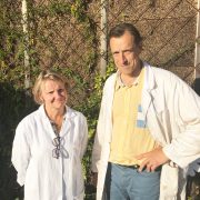 Jean-Loup et Odile devant l'usine située à Solignac.