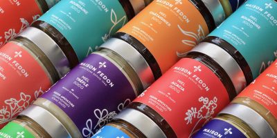 maison-fedon-pots-miel-etiquettes-multicolores