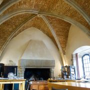plafond-ogives-croises-table-couvent