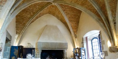 plafond-ogives-croises-table-couvent