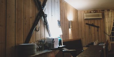 interieur-restaurant-le-versant-skis-au-mur
