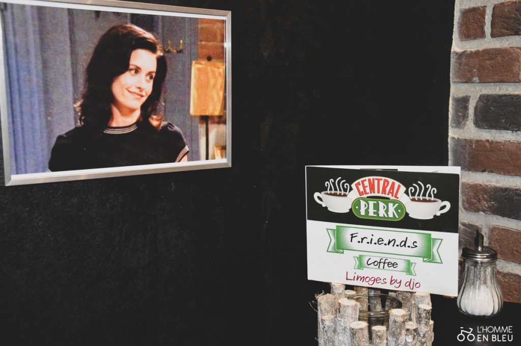 Carte du Central Perk et une photo de Monica de la série Friends