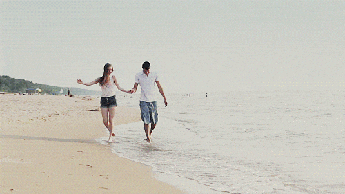 Couple qui se balade sur la plage