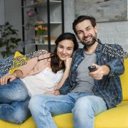 Couple-télévision-canapé-joie-limousin-films-séries