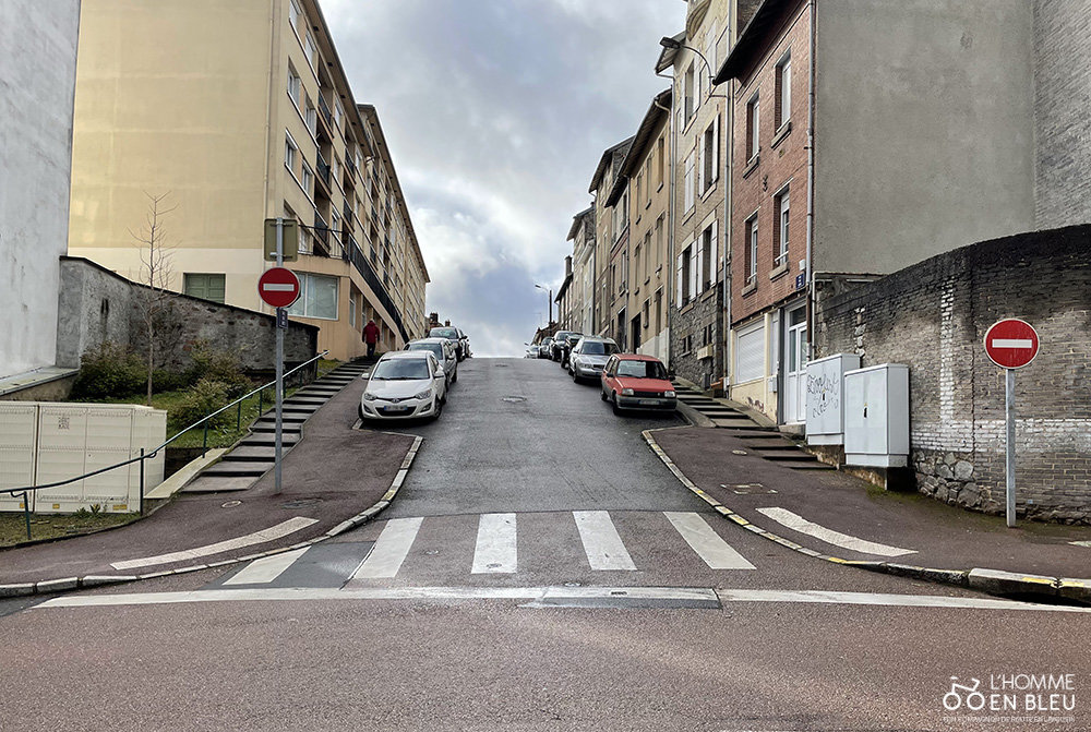 Vue de voitures garées rue des Arts à Limoges