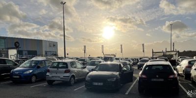 Parking plein de voitures