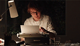 Vidéo d'un écrivain tapant à la machine à écrire
