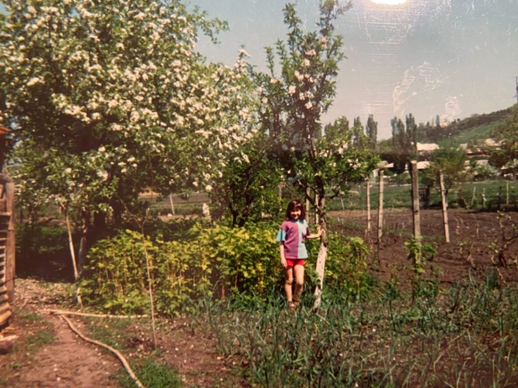 Cristina enfant dans son jardin en Moldavie