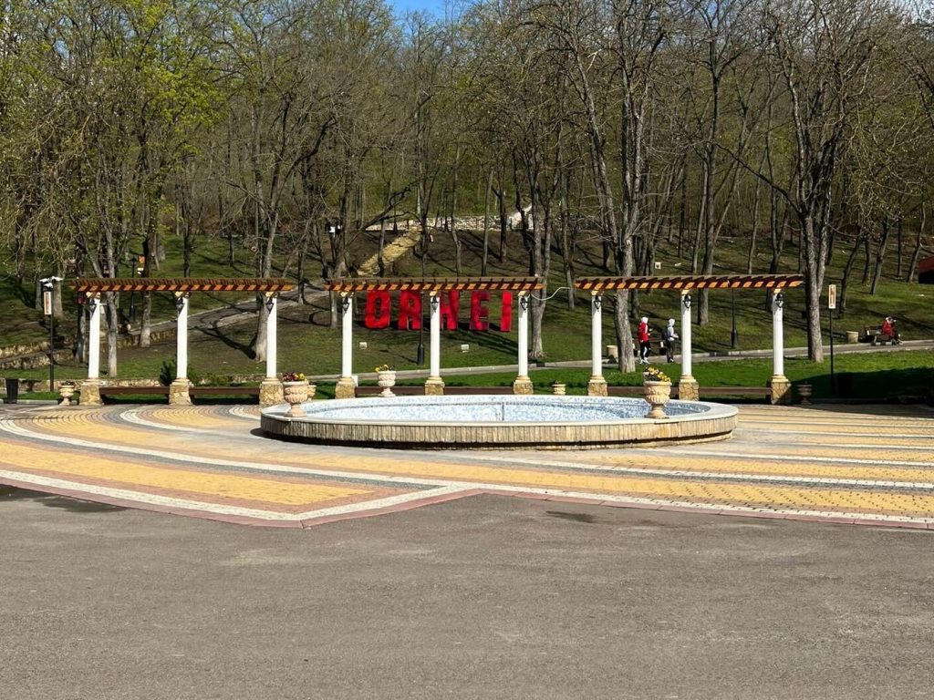 Parc dans la ville d'Orhei en Moldavie