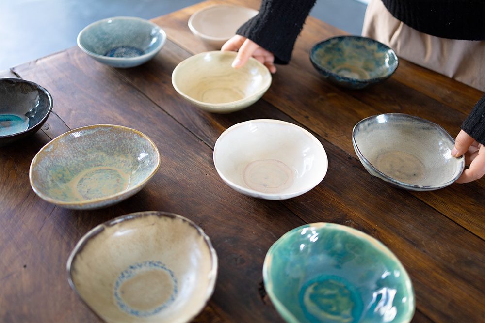 10 bols en céramiques d'Axelle Labrousse sur une table.