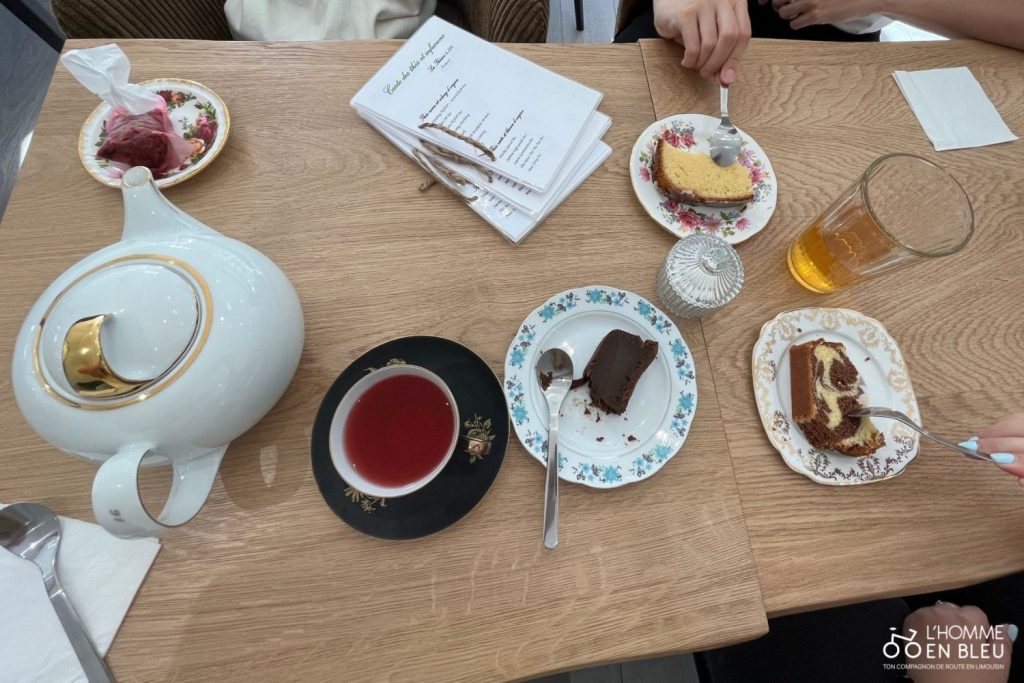 Autre table avec cette fois-ci un thé fruité, un fondant au chocolat, un marbré et un cake au citron.