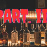 Bouteilles d’alcool éclairées par une guirlande